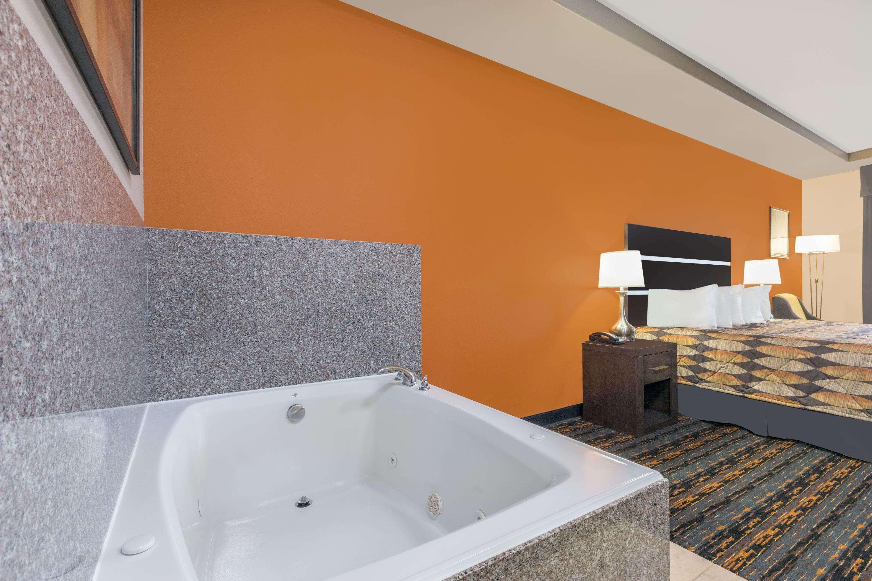 Days Inn By Wyndham Dilley Ngoại thất bức ảnh