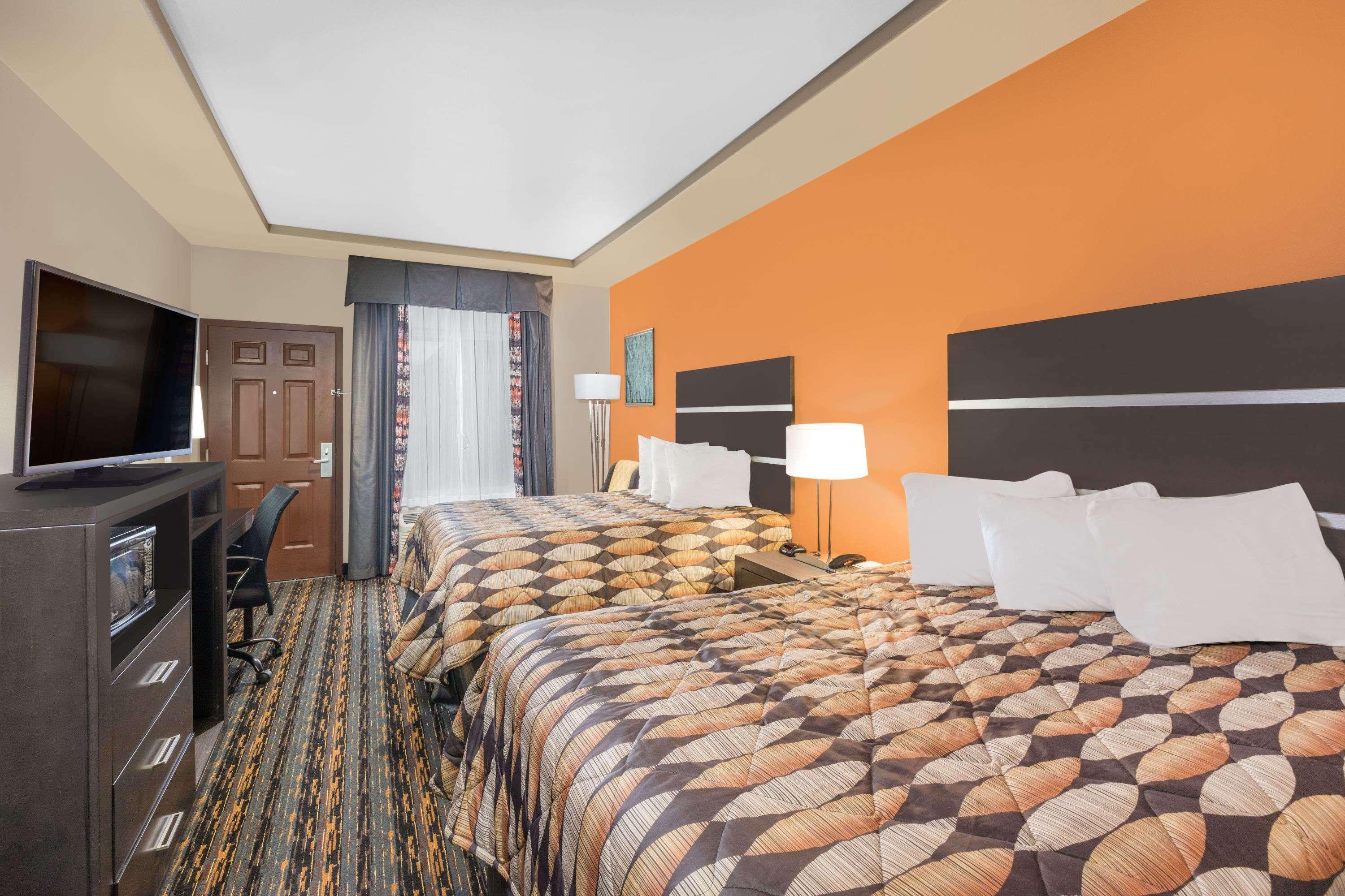 Days Inn By Wyndham Dilley Ngoại thất bức ảnh