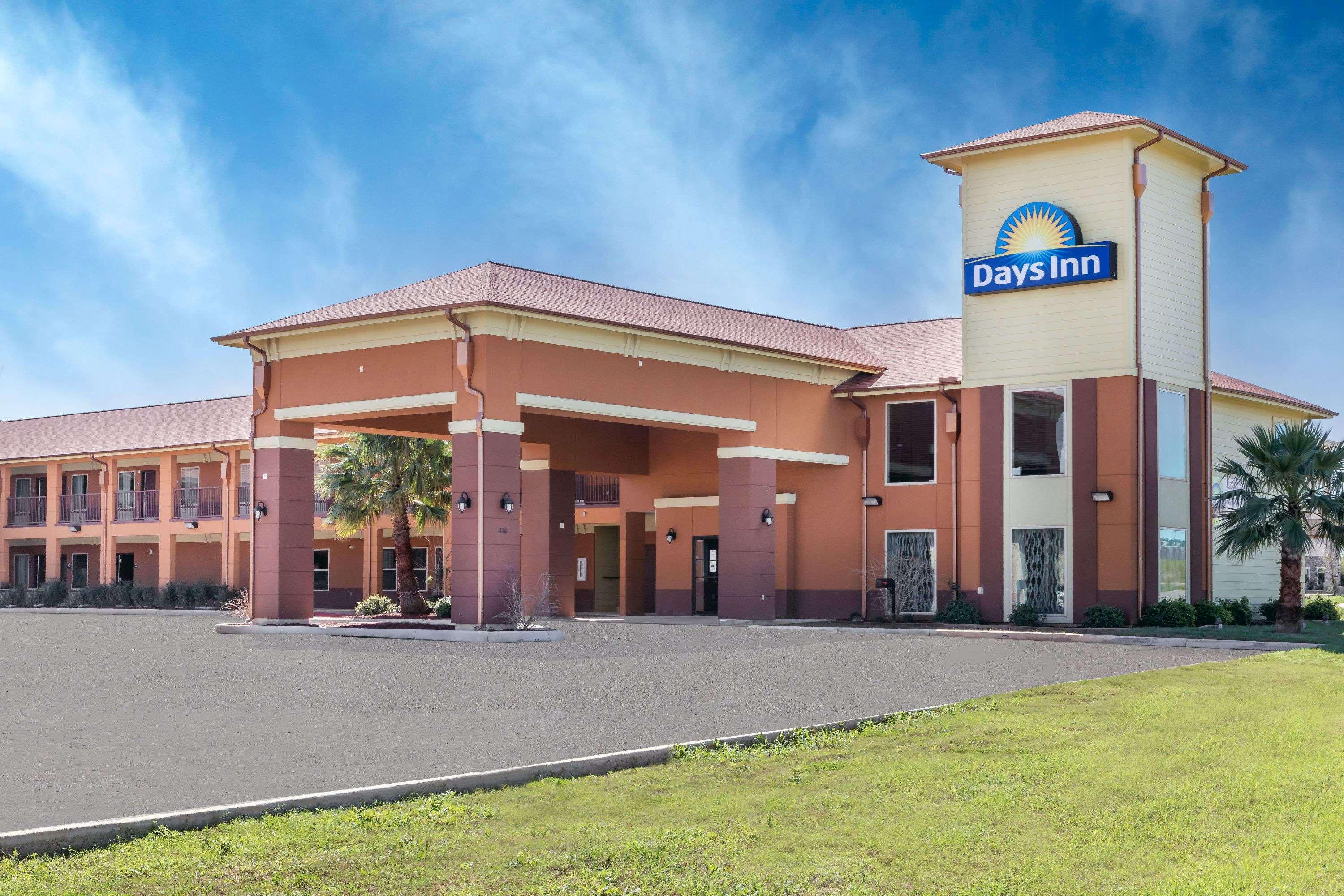 Days Inn By Wyndham Dilley Ngoại thất bức ảnh